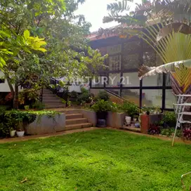 Hitung Tanah Rumah Asri Halaman Luas Di Area Kemang