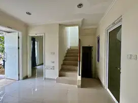 RUMAH DENGAN LOKASI STRATEGIS DI GADING SERPONG HUNIAN CLUSTER VERDI