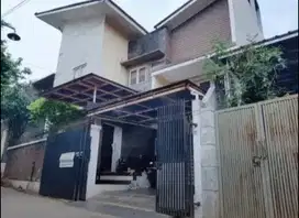 Rumah ASRI NYAMAN LT 203m2 JATIWARINGIN jl tugu