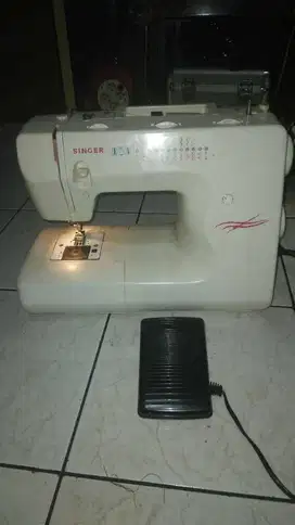 Mesin jahit singer portable , banyak pola, jual cepat aja