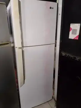 Kulkas 2 pintu merek lg turbo bagus