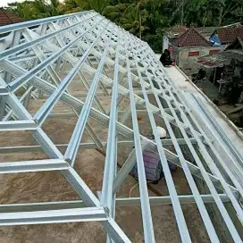 Tukang pasang atap baja ringan