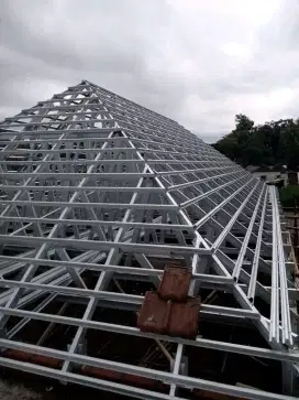 Tukang pasang atap baja ringan