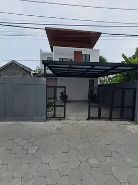 RUMAH MEWAH 2 LANTAI KONTEMPORER  FULL FURNISHED DI MAGUWOHARJO SLEMAN