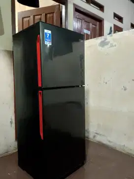 Kulkas 2 pintu merk Aqua
