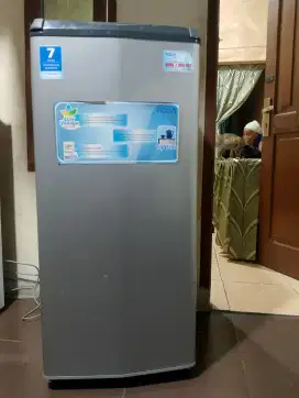 Kulkas 1 pintu merk Aqua