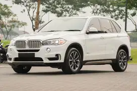 Gagah Max! BMW X5 xDrive35i xLine 2015 white ml400 528i e400