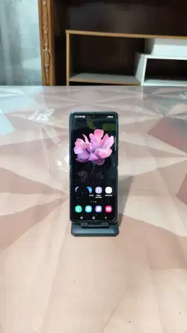 Samsung z flip 8GB / 256GB touchscreen aman face id on fingerprint on