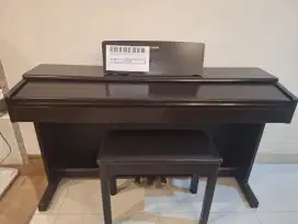 Piano Yamaha Arius