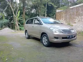 Kijang innova 2004 metalik gold mulus