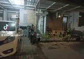Rumah dijual cepat karena butuh uang.