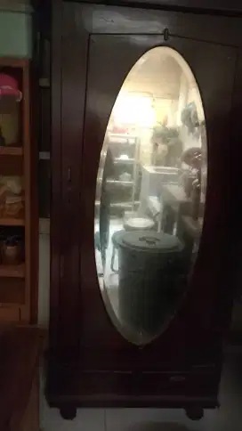 Lemari jati kuno