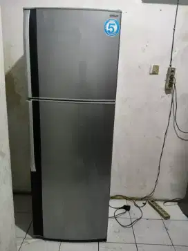 Di jual kulkas Sharp 2 pintu jumbo