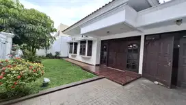 Rumah Mewah SHM di Pusat Bisnis dan Jalan Raya di Tebet