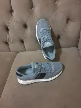 Mulus .authentic sepatu .sneakers prada size 42