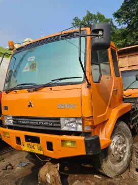 Mitsubishi fuso 220ps engkel 4x2 head trailer  thn 2012