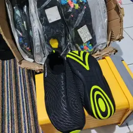 SEPATU OLAHRAGA AIR PANTAI ANTI KARANG - STOUREG
