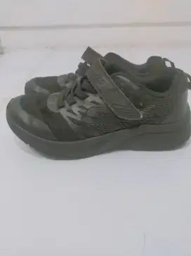Sepatu hitam anak skechers