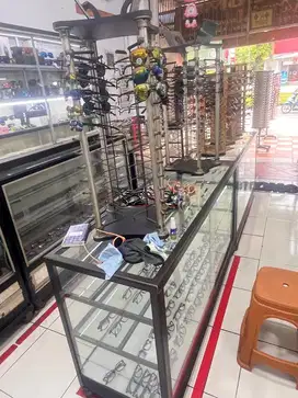 Rak kacamata kayu dan plastik