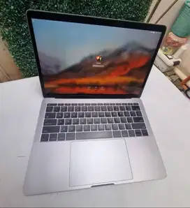 Macbook Pro Retina  2017 QHD 2.5K core I5 Ram 8Gb SSD 128Gb CC rendah