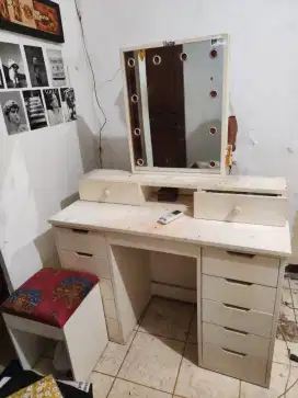 Meja Rias Bekas