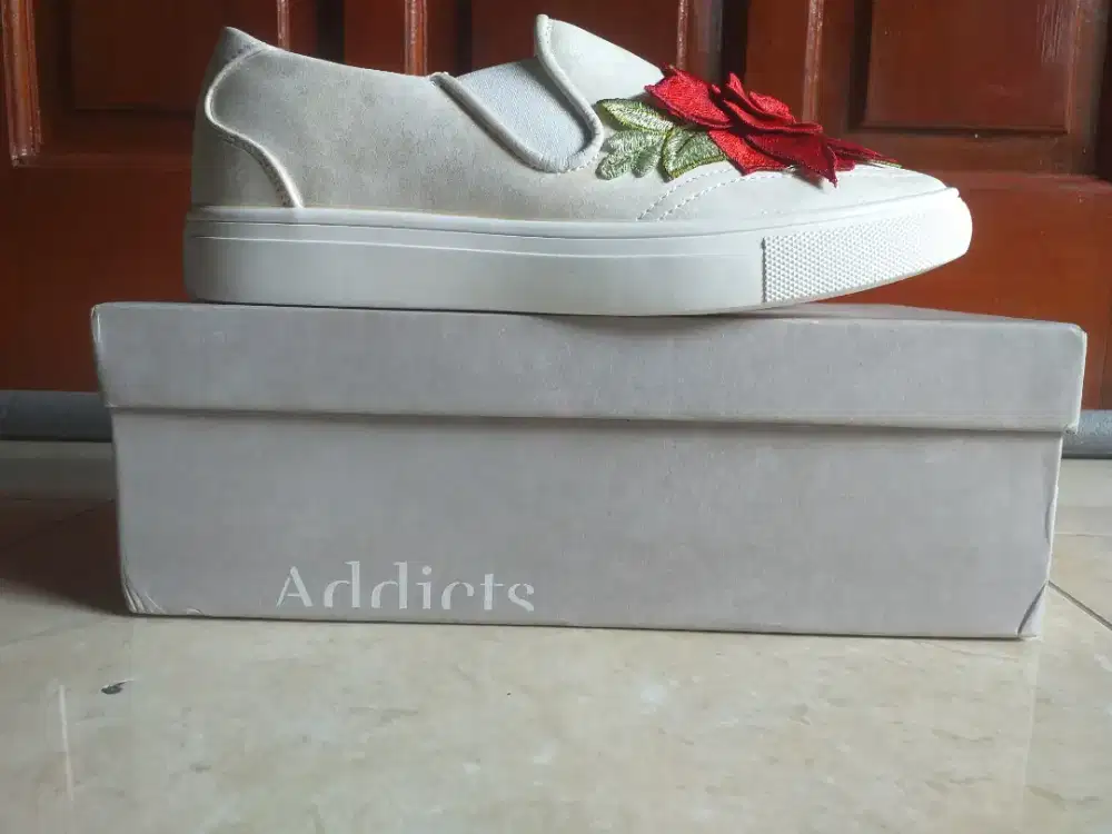 Sepatu casual putih