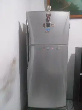 Kulkas 2 pintu sharp rusak