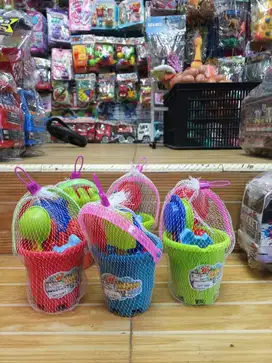 mainan anak ember pasir pantai