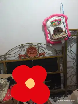 Tempat tidur besi
