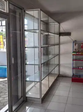 Etalase ukuran jumbo kurang lebih 3 meter