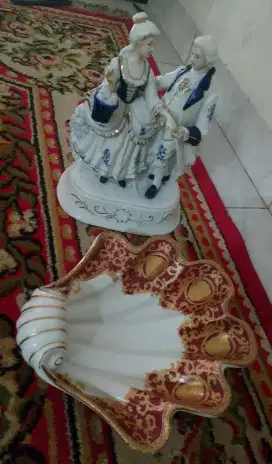 Piring kue visensa dan patung eropa