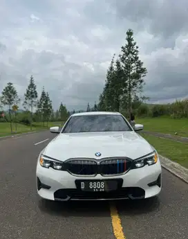 BMW 320i 2021 km 10rb putih siap pakai