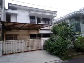 Jual Rumah 2 Lantai di Pulomas LT 207m2, Lingkungan Asri, Harga Best