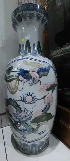 Guci lawas antik T 63, motif naga.