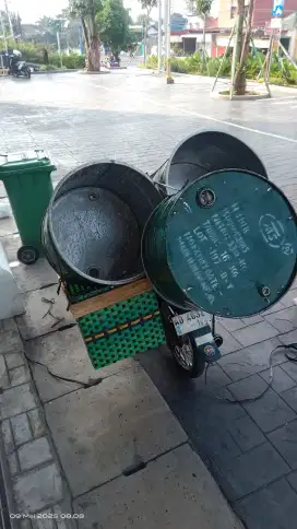 Drum besi untuk pot tanaman