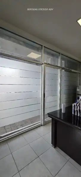 Dkorasi ruang kaca kantor dgn sticker sandblast kaca film Black silver