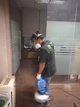 Petugas Pest Control