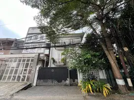 Rumah Cantik 3 Lantai, Terawat Dan Siap Huni Di Belakang Mal Citos, Ci