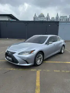 Lexus ES300h tahun 2021