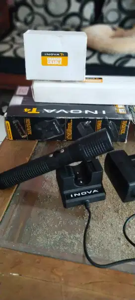 Lampu senter LED merk inova T4
