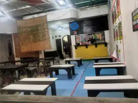Meja lesehan dan meja besi holo