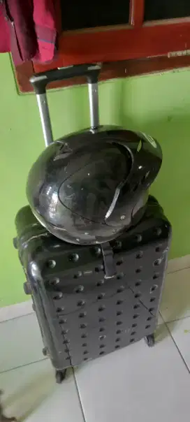 Helm hitam mulus