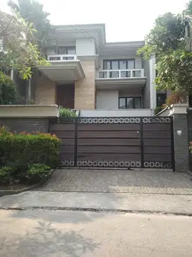 Rumah Mewah  di Jl.Hang Lekiu Kebayoran ada Lift nya dan Kolam renang