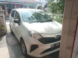 Sigra type D tahun 2021 putih