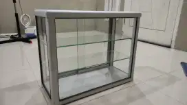 Etalase kaca kondisi 98%