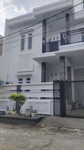 Dijual Rumah Cantik Dalam Cluster  Di Harapan Indah Kota Bekasi