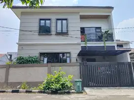 Rumah Hadap Taman Posisi Hook di Villa Bogor Indah Bogor