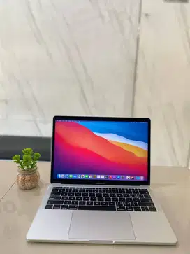 MACBOOK PRO 2017	INTEL CORE I7 RAM 16 GB SSD 512 GB