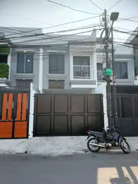 RUMAH BARU MINIMALIS DI PINGGIR JALAN BESAR KWITANG JAKARTA PUSAT