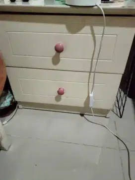 Lemari nakas samping ranjang kanan kiri.ada 2 unit